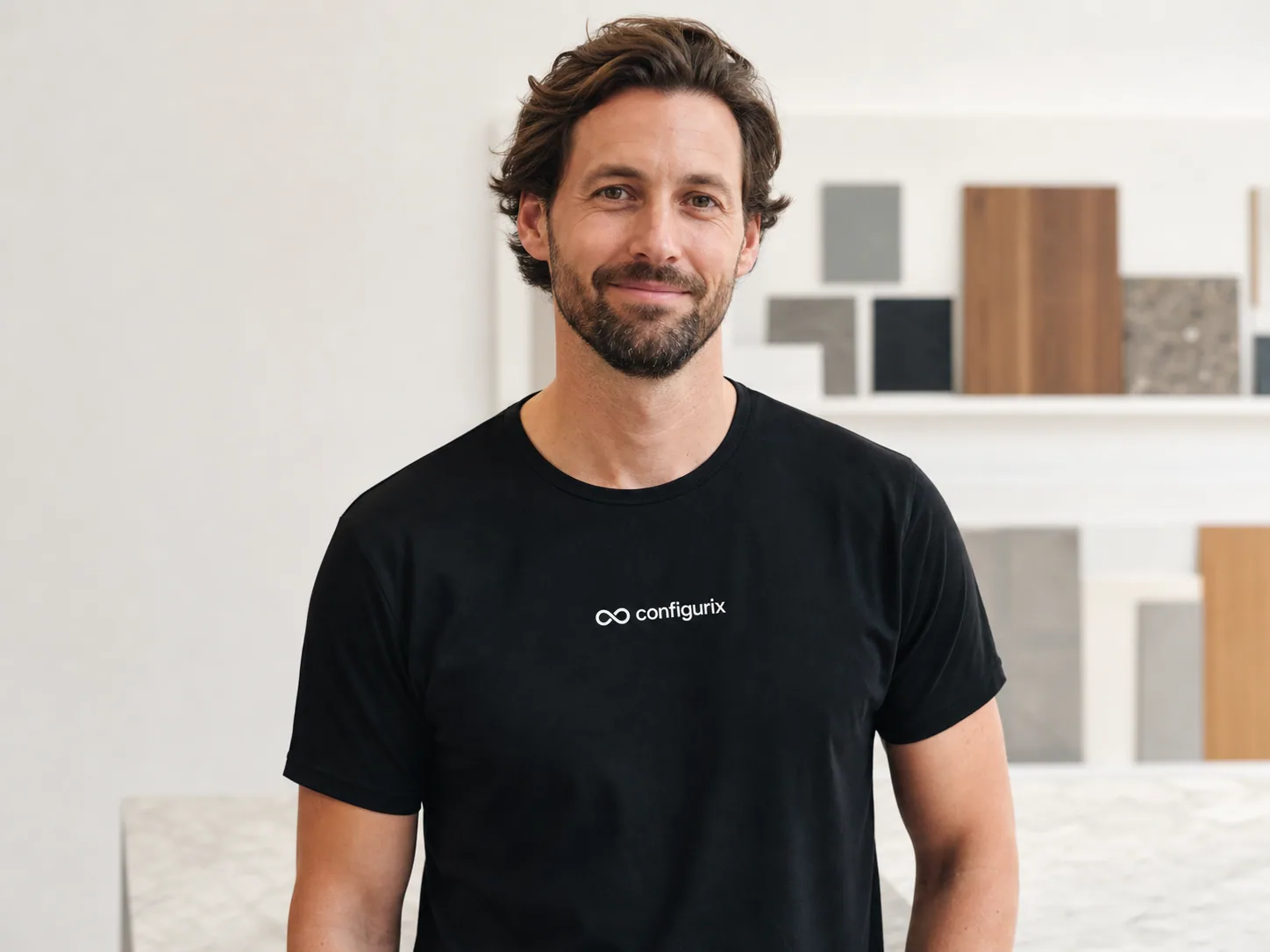 Guida prodotto Configurix illustrativa con T-shirt del marchio