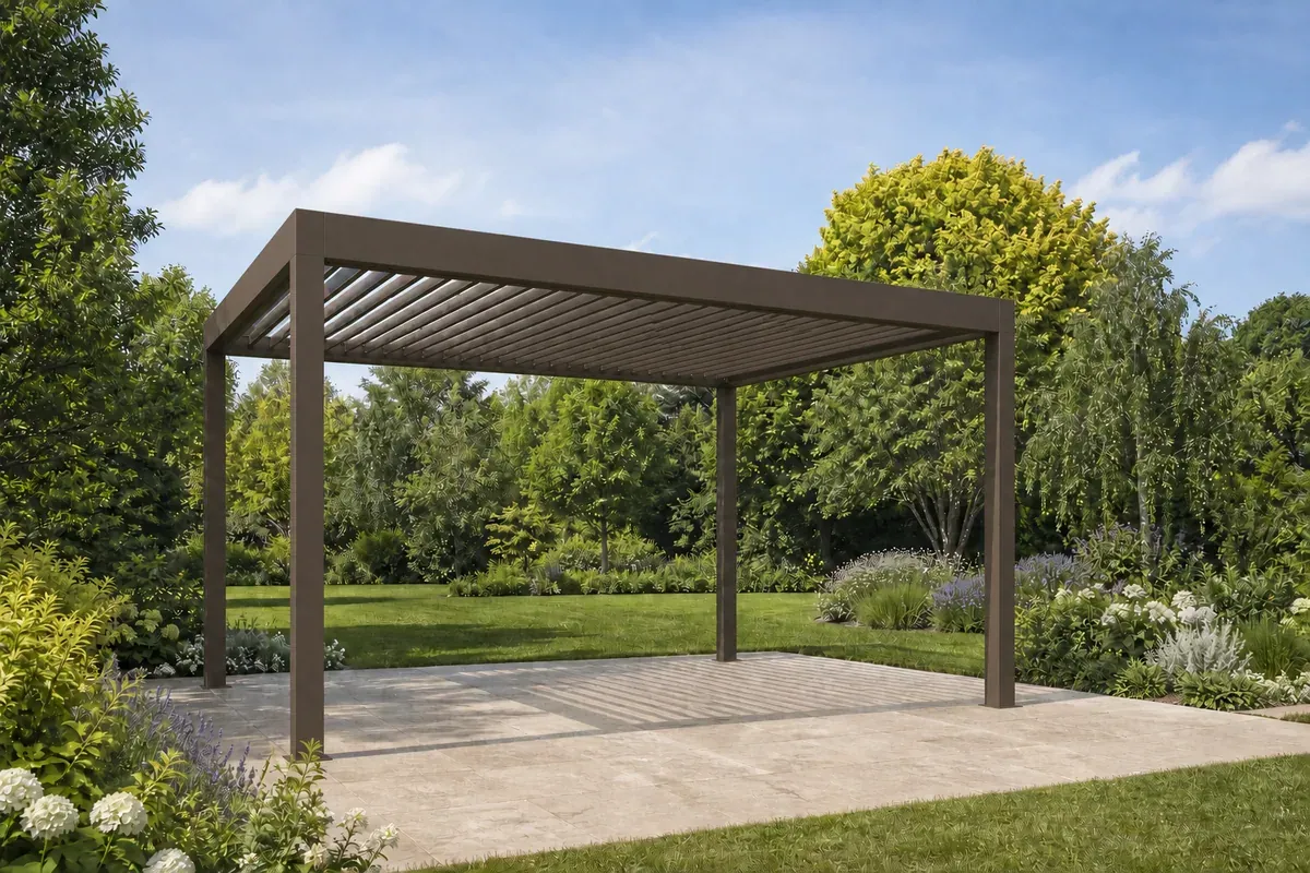 Pergola color bronzo illustrativa con tetto a lamelle su una terrazza in giardino.