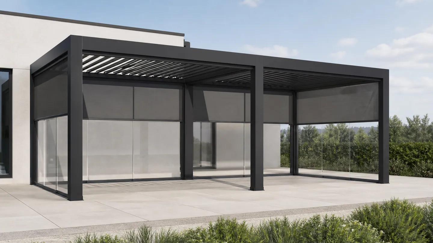 Pergola antracite illustrativa a due moduli con zone a lamelle separate, tende e vetrate laterali.